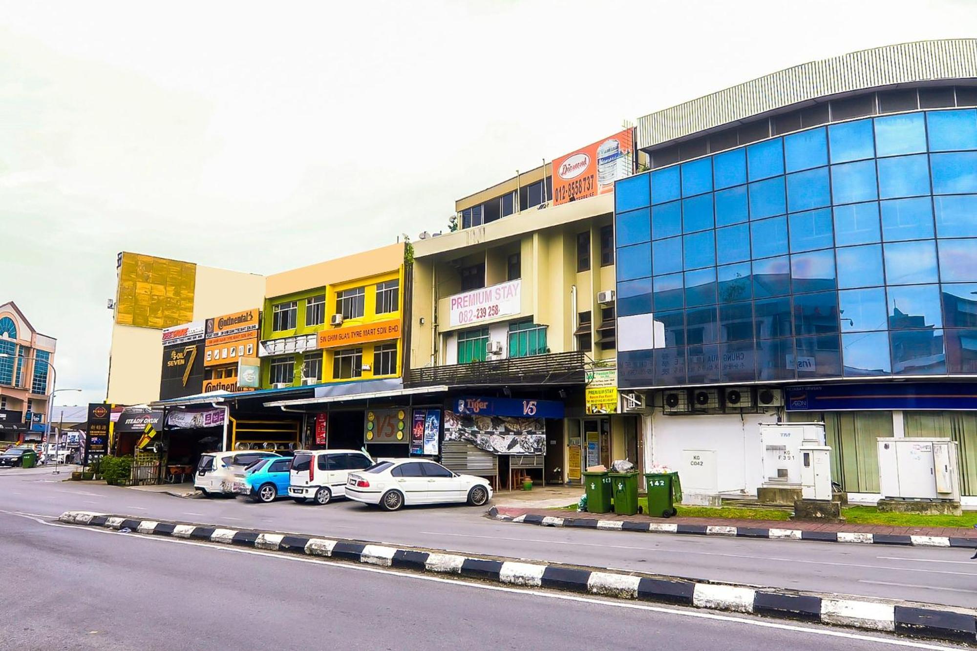Oyo 44017 L & C Premium Stay Kuching Zewnętrze zdjęcie