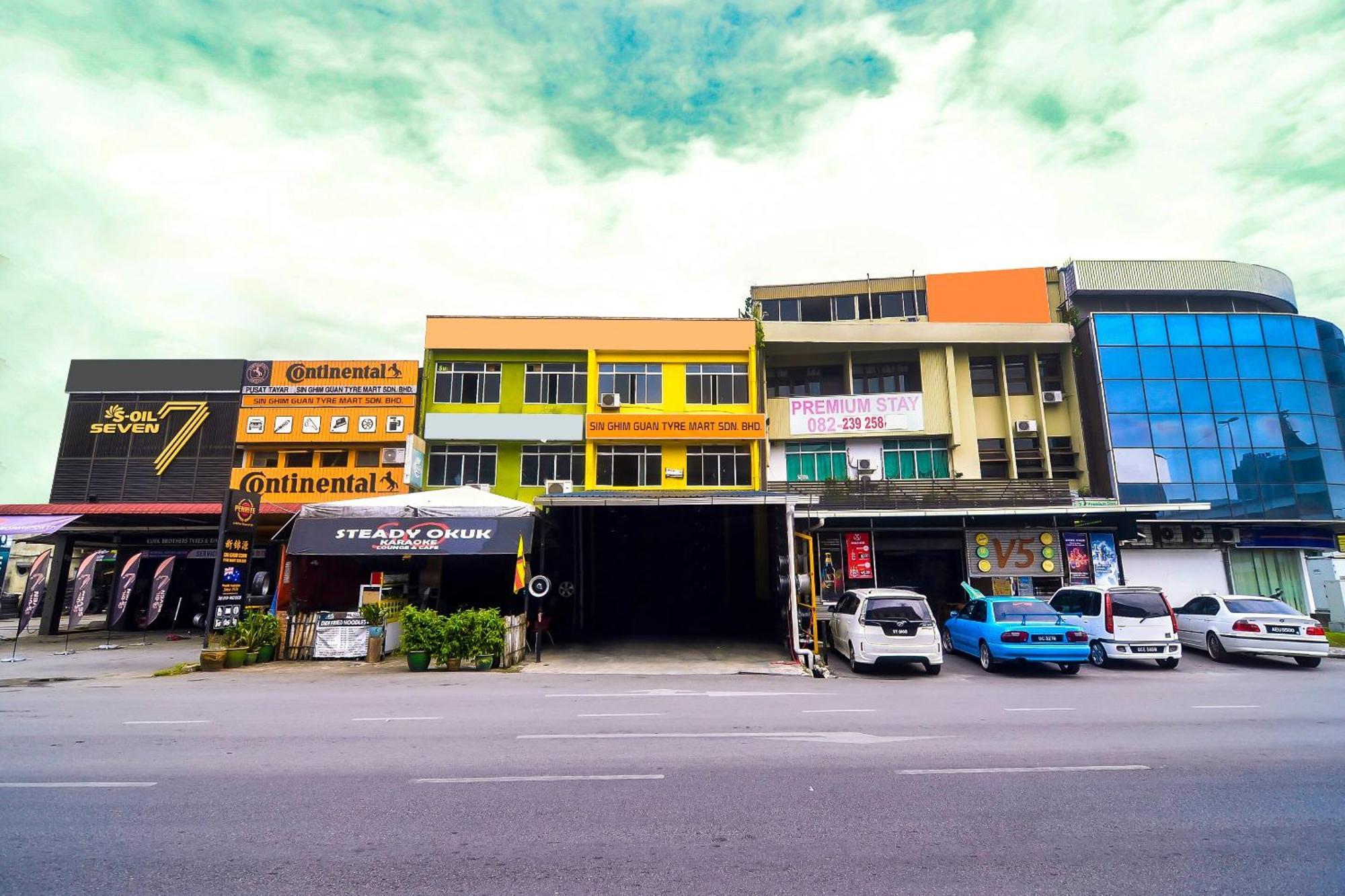 Oyo 44017 L & C Premium Stay Kuching Zewnętrze zdjęcie